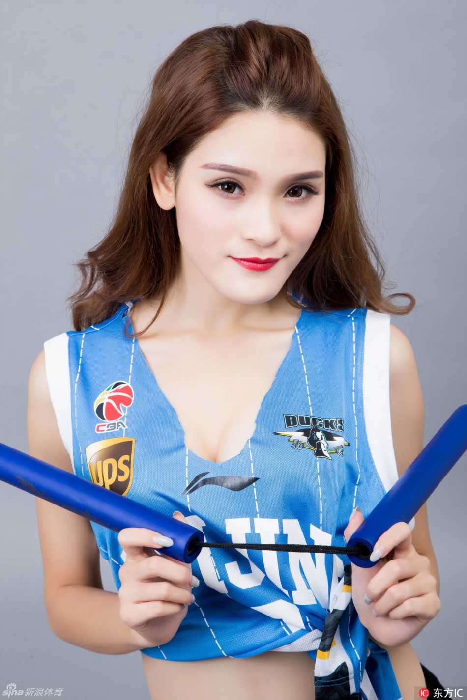 宝贝扎着利落丸子头，身穿黑色亮片短裙，双手高举带动流苏飞舞，逆天长腿在舞台灯光下白到发光，瞬间定格最美的助威瞬间