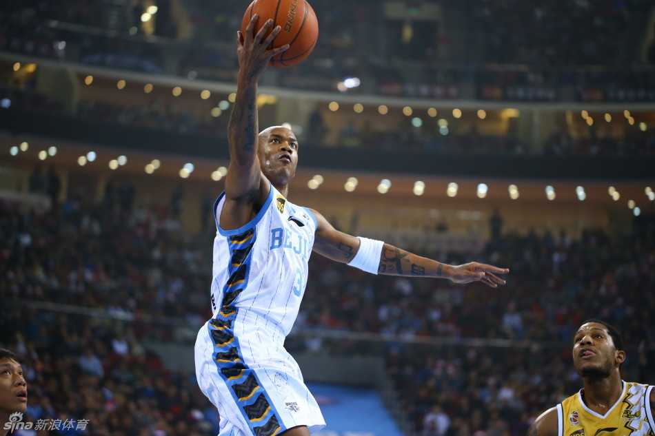 马布里闲庭信步般突破防守，轻松将球放入篮筐，眼神中透露着老将的沉稳与杀气。