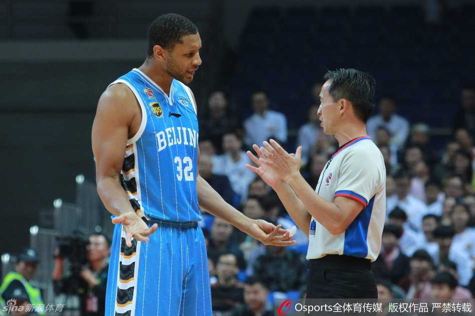 裁判高举双手示意犯规，方硕站在原地紧紧盯着裁判手中的篮球，眼神中充满困惑与不屈，仿佛在无声地抗议这次判罚。