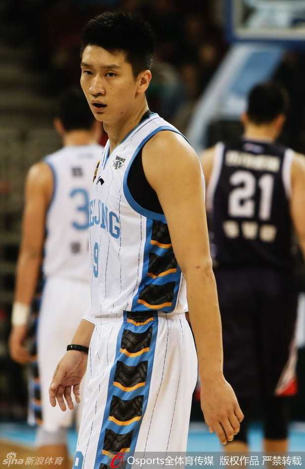 孙悦如同一道黄色闪电，精准地预判了布朗的运球路线，用他标志性的长臂完成抢断，为北京队点燃反击的烽火
