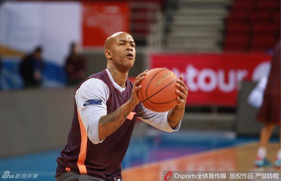 北京首钢众将一字排开，进行着拉伸恢复训练。汗水浸透了他们的球衣，但每个人的脸上都写满了专注与坚毅，团队凝聚力在这一刻展现得淋漓尽致。