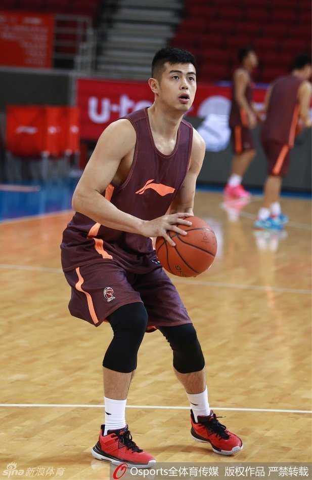 主教练闵鹿蕾指导在场边聚精会神地观看弟子们训练，他的表情严肃，不时大声提醒着战术要点。这位冠军教头事必躬亲，甚至连吃降压药指挥比赛都是常态，只为带领球队走向胜利。