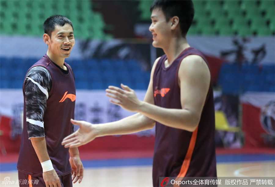 训练场边，主教练闵鹿蕾双手抱胸神情严肃地观望着弟子们的每一次攻防，他的身后是北京首钢的冠军旗帜，无声地诉说着荣耀与传承。