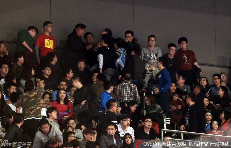 五棵松体育馆内人声鼎沸，身穿白色球衣的北京首钢球迷与身着灰色上衣的安保人员纠缠在一起，情绪激动的球迷试图冲破防线，现场气氛紧张到凝固。