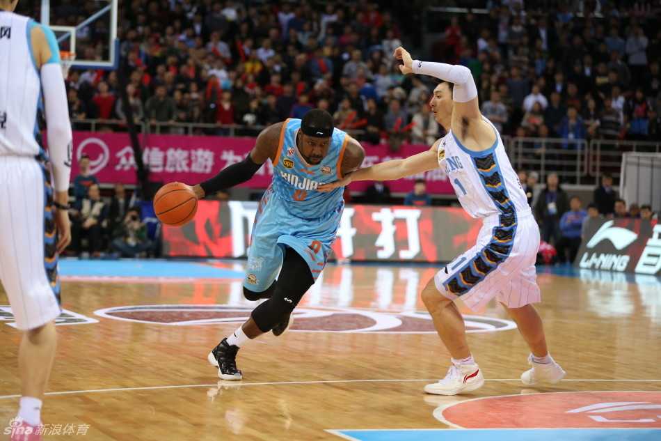 李根死死卡住位置，用强壮的身体顶防试图接球的莫里斯。