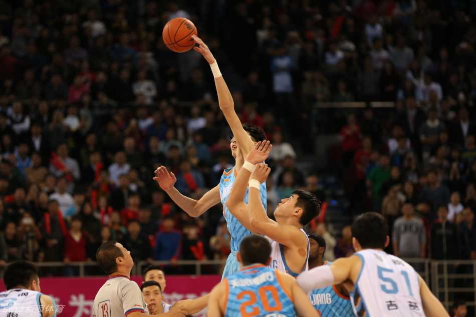 西热力江像一把尖刀，不顾防守奋力突破，眼神中充满杀气。