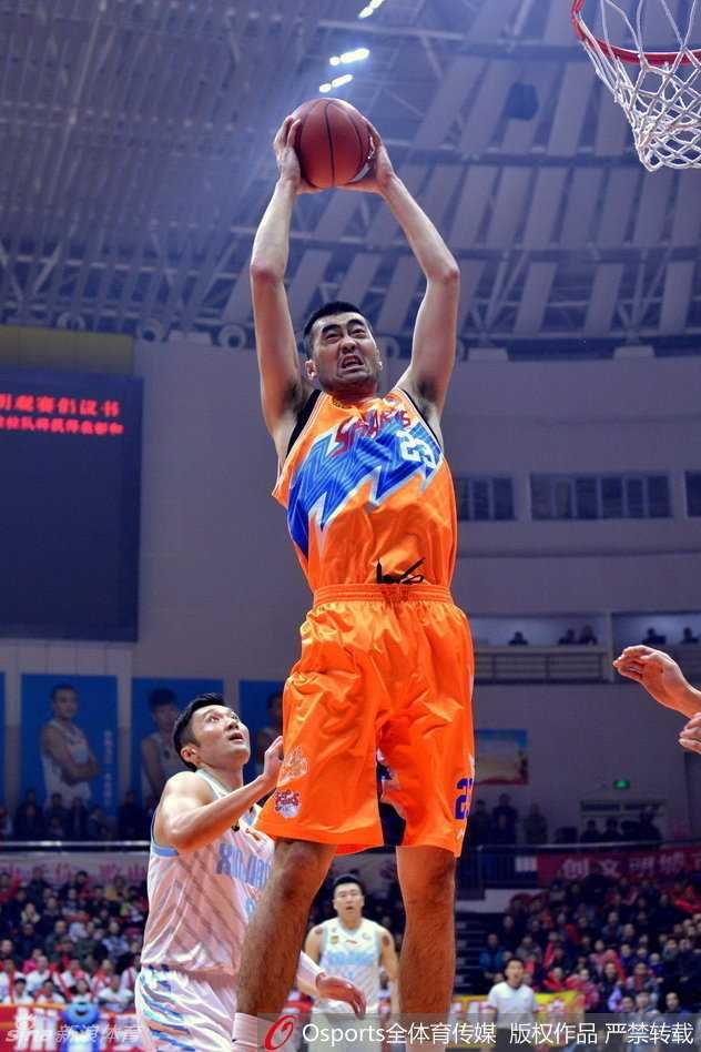 西热力江表情凶悍，眼神死死盯住对手，展现了令人窒息的防守态度