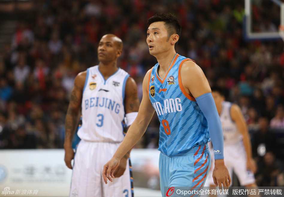 马布里咬牙突破双人包夹，肌肉线条在对抗中紧绷，眼中燃烧着不服输的火焰，独自扛起球队前进。