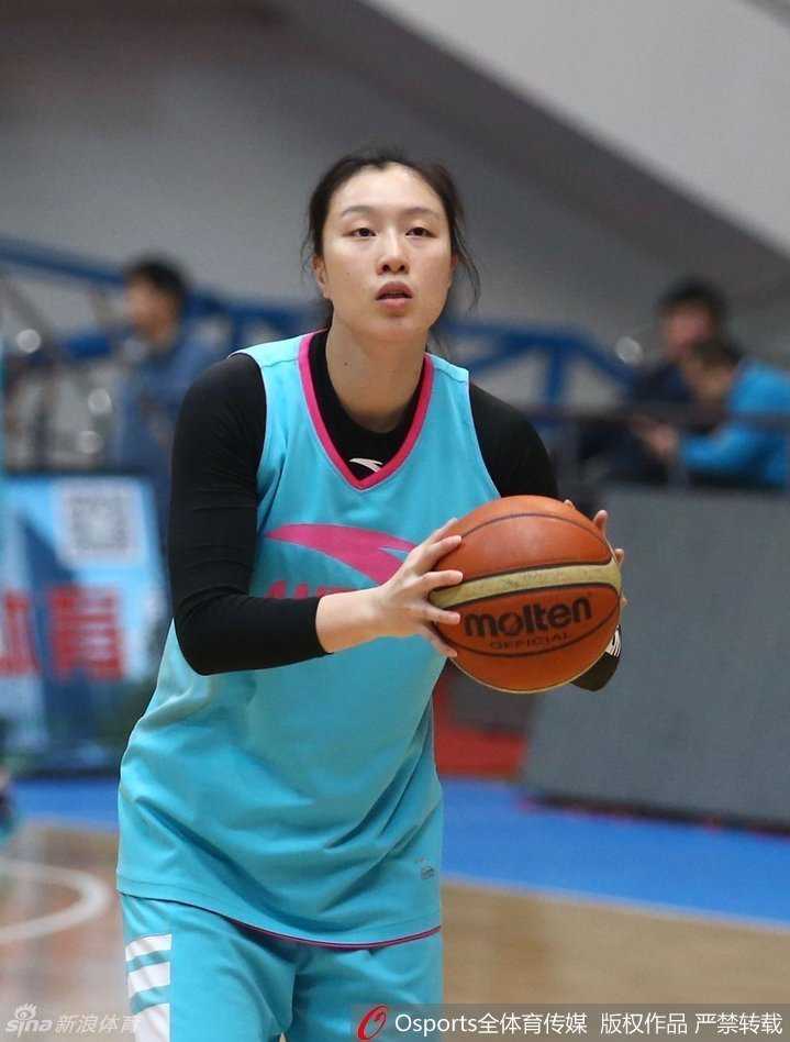 北京队后卫周宏华在助理教练的协助下进行一对一突破练习，汗水浸湿了球衣