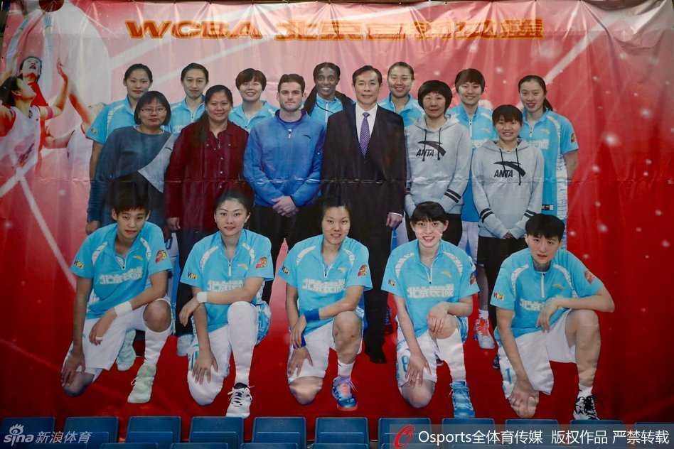 北京女篮核心邵婷运球训练中眼神坚定，休赛期也不放松对自己的严格要求