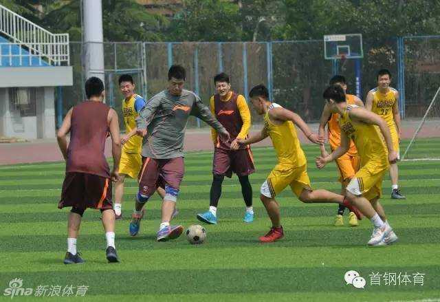 梅开二度的王鑫磊成了场上的焦点，他高高跃起振臂欢呼，笑容满面地与队友击掌相庆，旁边是满头大汗却同样笑得开怀的张松涛。