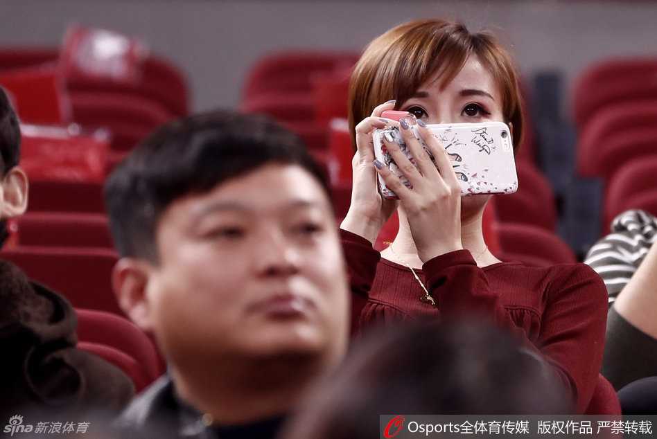 在喧闹的看台人群中，方硕女友一头清爽的短发显得格外利落，她手持加油充气棒，神情专注地望向赛场方向，眉眼间带着一丝不自觉的专注与高冷。