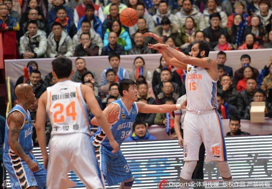 闵鹿蕾指导在场边情绪激动，双手挥舞大声抗议裁判判罚，眼神中满是不甘与愤怒