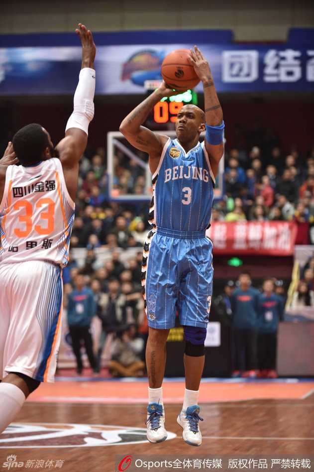 哈达迪高位中投出手，柔和的手感与高大的身形在灯光下形成一幅独特的剪影