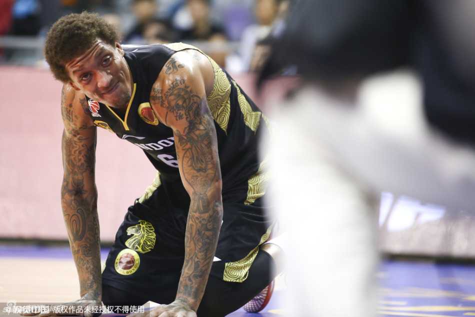 广东宏远核心易建联在山东内线陶汉林的严密防守下，利用脚步晃动获得空间，高高跃起准备上篮，陶汉林则全力起跳进行封堵。