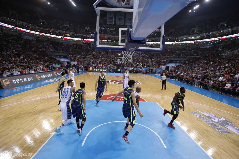 易建联在重重包围中飞身上篮，展现强大的核心力量和篮下终结能力