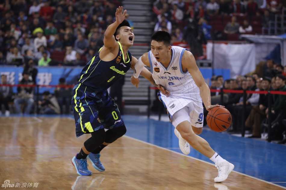 莫里斯在篮下与对手激烈争抢中失去平衡倒地，眼神依然紧盯着球的落点