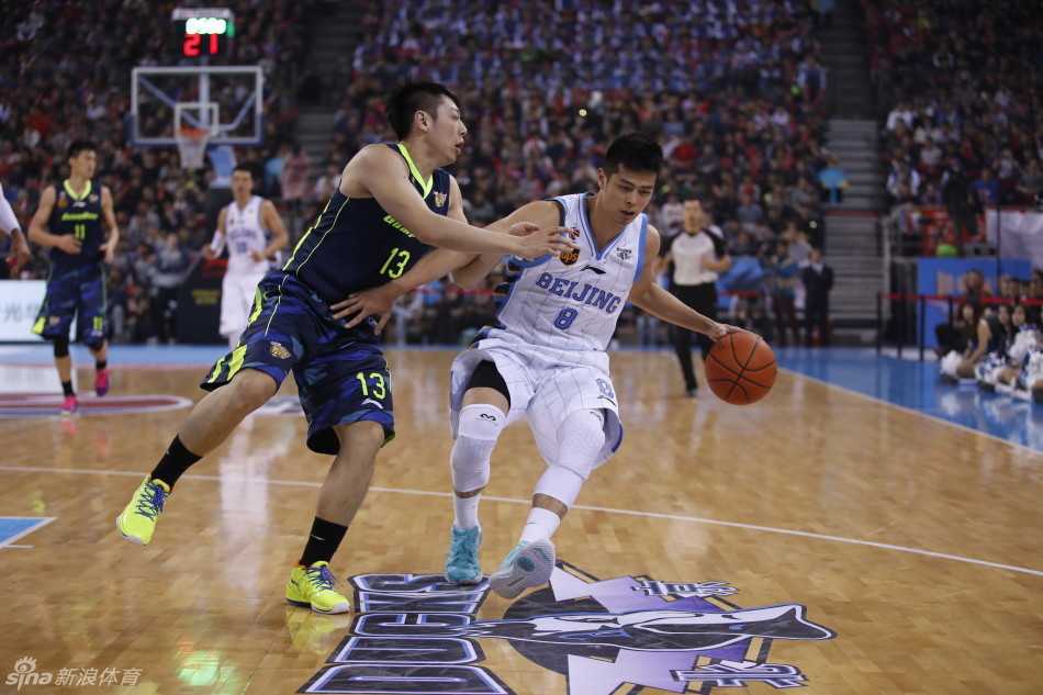 易建联与布泽尔联袂镇守篮下，组成广东队坚不可摧的内线屏障