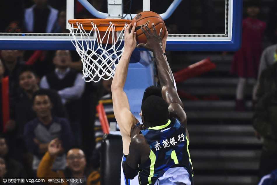 马布里持球面对防守，眼神专注而坚定，标志性的运球姿势显示出他作为球队领袖的绝对掌控力，准备随时发动致命一击。