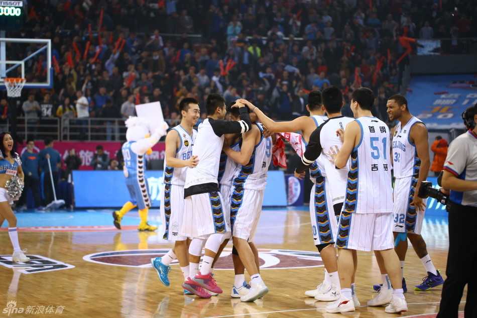 北京队赢下关键战后，翟晓川激动地跃起庆祝，脸上洋溢着无法抑制的狂喜，身旁的孙悦虽然被犯规困扰，但眼神中同样闪烁着胜利的光芒。