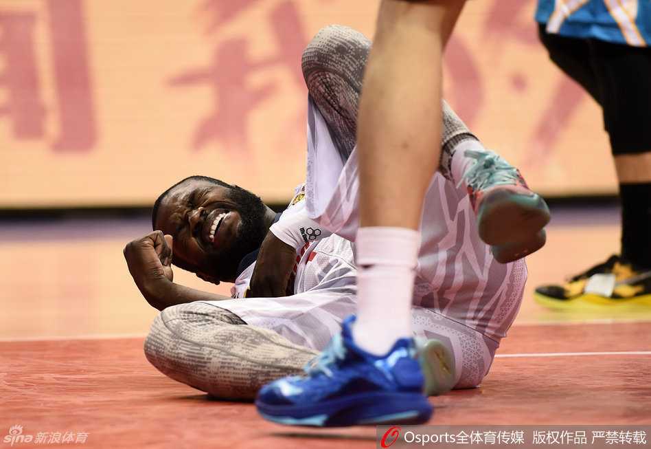 广东队主教练杜锋在场边神情严峻，双手比划着战术手势，眼神如鹰隼般锐利，仿佛要把每一个战术细节都刻进弟子们的脑海里。