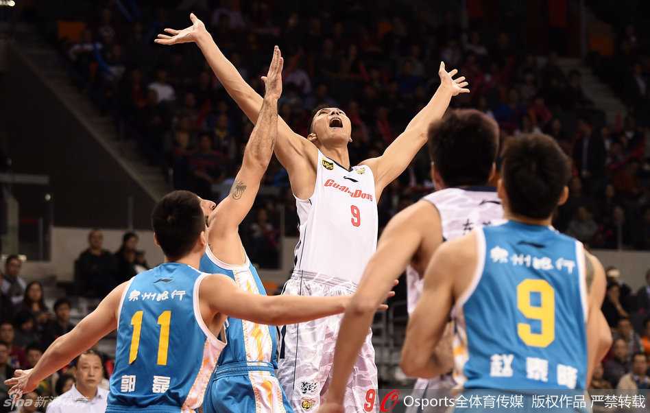 广东宏远外援拜纳姆犹如一把尖刀，运球一个箭步直插北京队腹地，眼神中透露出不可阻挡的杀气，轻松撕裂防线杀入篮下。