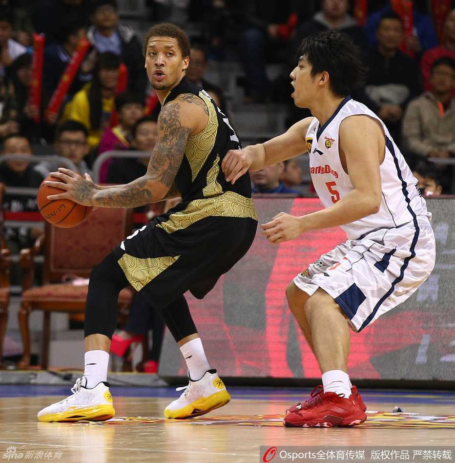 迈克尔·比斯利背身单打李原宇，利用节奏变化晃开空间，准备跳投。