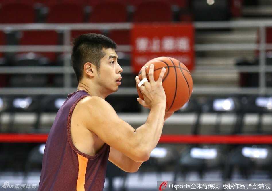 北京首钢外援莫里斯在赛前热身中专注地投篮，他身旁的方硕正运球走过，背景中可见张庆鹏与翟晓川的身影，全队上下都在为即将到来的恶战做着最后准备。