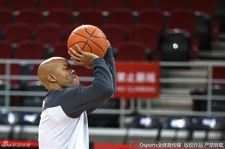 传奇外援马布里控球推进，眼神坚毅地望向队友，他身边的张庆鹏随时准备接应，这张图片定格了北京首钢当年那令对手窒息的冠军底蕴。