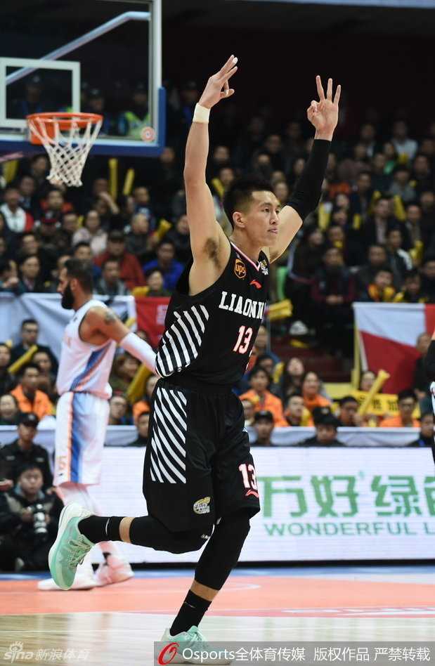 马布里运球突破，脸上写满了坚韧与不屈，这位北京队的灵魂人物再次荣膺票王瞬间。