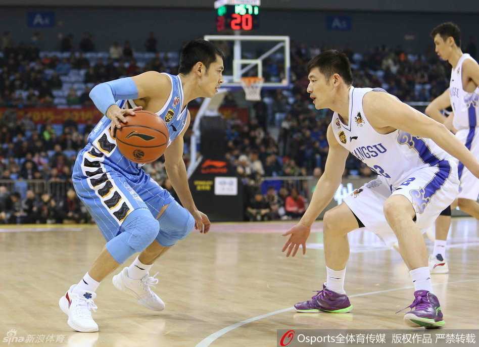 马布里眉骨贴着白色胶布，鲜血渗出胶布边缘，他咬着牙带球强行突破易立的贴身防守。