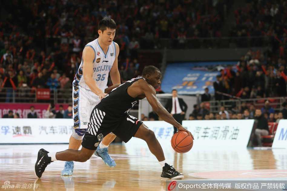 哈德森借助掩护强行突破，他目光如炬，北京队的防线在这一刻被撕裂