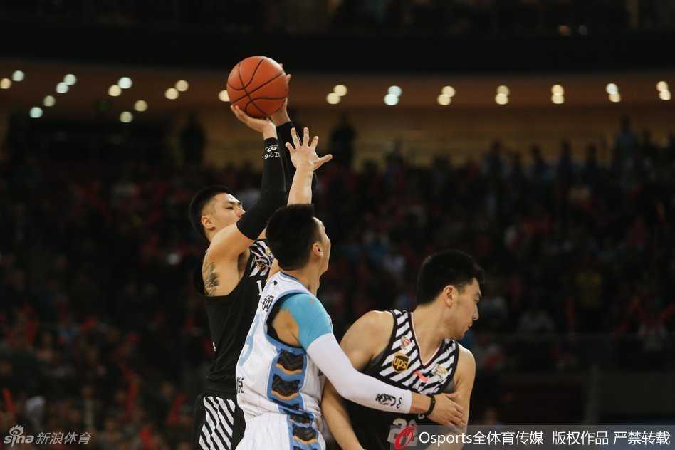 马布里顶住防守压力强行三分出手，篮球刚刚离开指尖，整个五棵松为之屏息