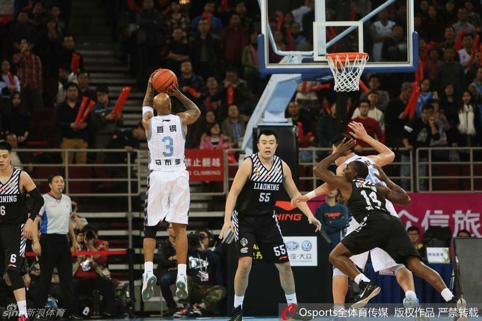 贺天举高高跃起中投出手，篮球在空中划出优美的弧线，他的眼神锁定篮筐