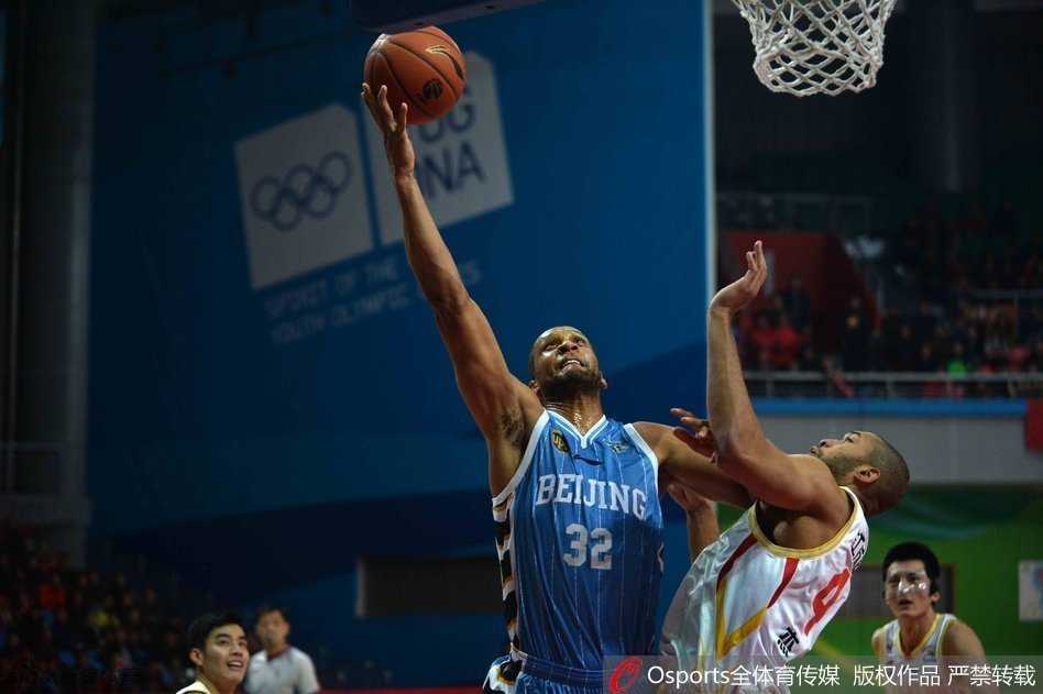 翟晓川犹如展翅的雄鹰腾空而起，在空中滑翔对抗，眼中只有篮筐的方向