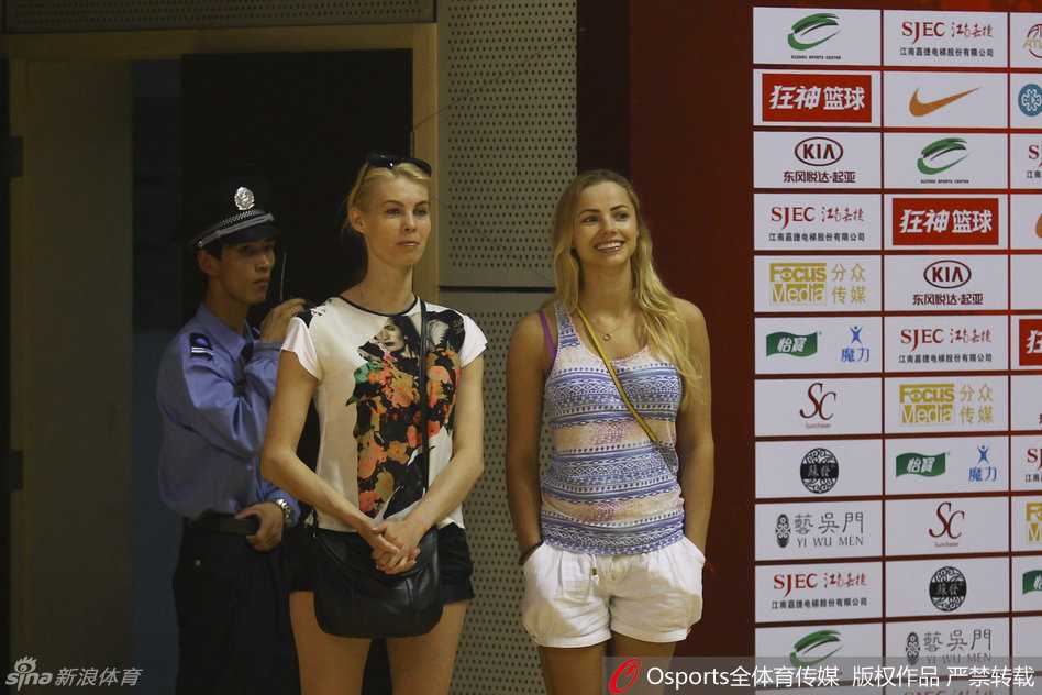 刘晓宇在完成一组胯下运球练习后抬头，恰好发现了场边的镜头，他腼腆地对着镜头微微一笑，随即又立刻专注于下一次运球。