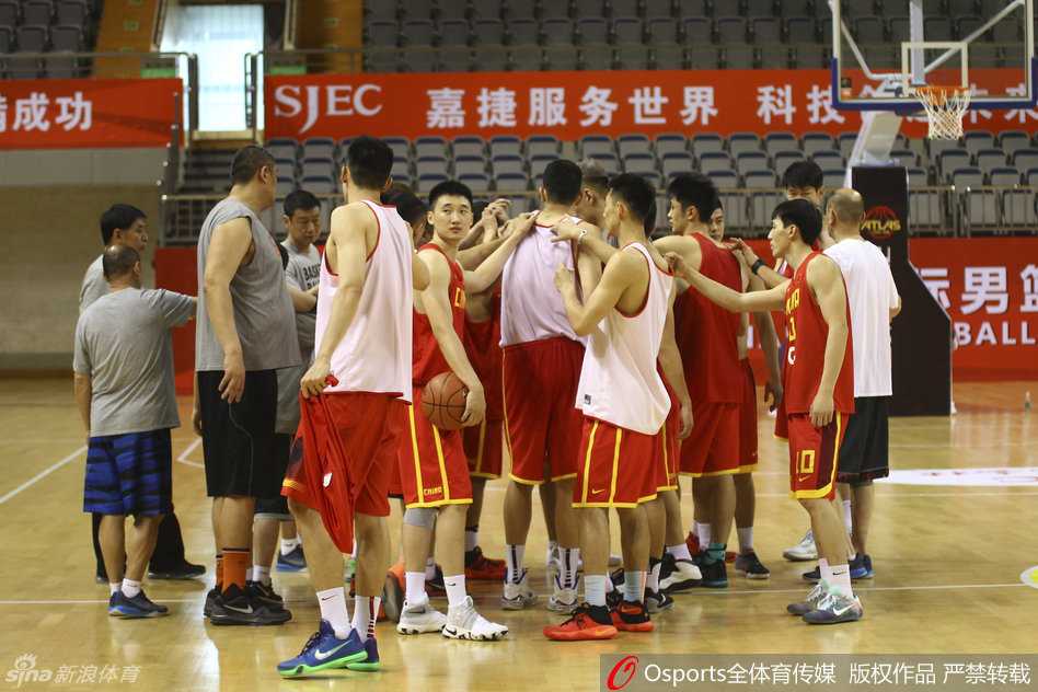 训练伊始，国奥队的小伙子们围拢在一起，手叠手高声呐喊打气，眼神中充满了对胜利的渴望，团结的氛围弥漫在整个球馆。