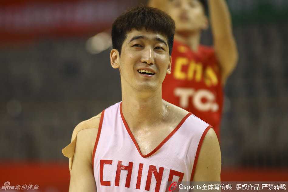 方硕在三分线外完成出手，目光紧紧追随篮球的轨迹飞向篮筐，眼神中透露出对每一个进球都极度渴望的专注与自信。