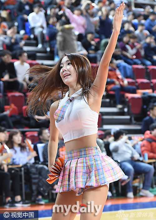 近景特写下，一名啦啦队员正专注地完成手上的动作，指尖的延伸感充满了舞蹈的美感。虽然汗水已经微微打湿了发梢，但她依然全情投入，用每一个细节诠释着对舞台的热爱。