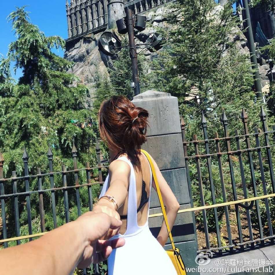 微风轻拂发梢，陈露回眸的瞬间眼神清澈又坚定，那一双大长腿在裙摆间若隐若现，既有江南女子的温婉，又带着现代女性的飒爽