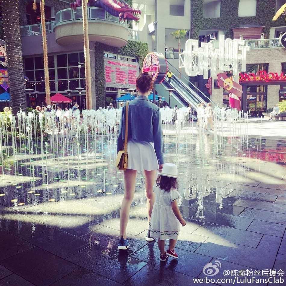 逆光拍摄的画面里，陈露迈开长腿悠然踱步，周身镀上一层金色轮廓，那轻盈的姿态仿佛每一步都踏在生活的节拍上，洒脱又迷人