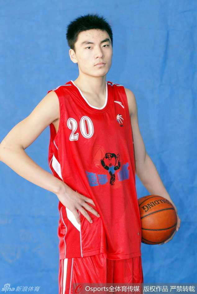 冷面杀手李晓旭在比赛中神情冷峻，面对防守球员果断出手，眼神中透露着坚定与杀气