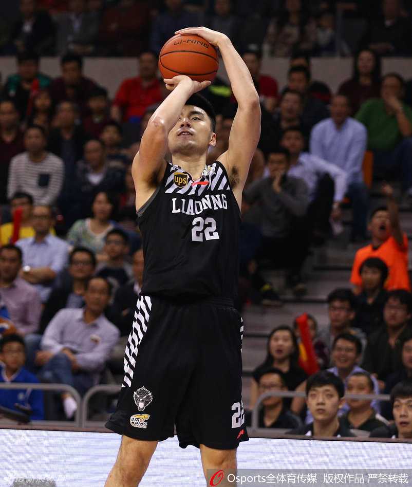 辽篮铁人李晓旭在球场上奋力拼抢，护膝磨损严重，伤痕累累的双腿见证了他钢铁般的意志