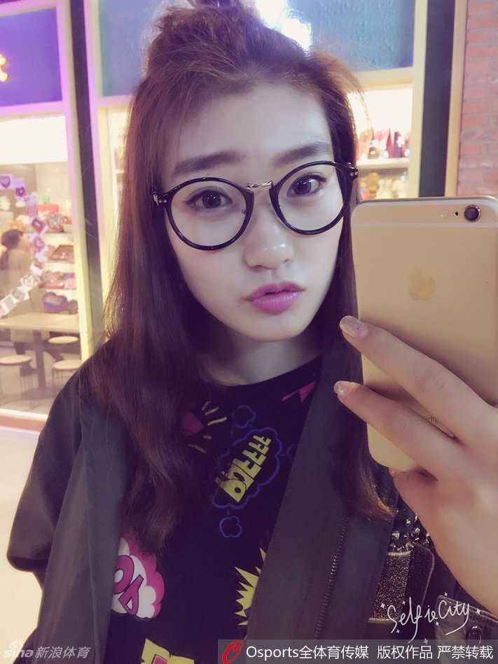 赛场上的李梦眼神坚毅，手持篮球做投篮预备姿势，即使在热身环节也透露出那股不服输的霸气与专注。