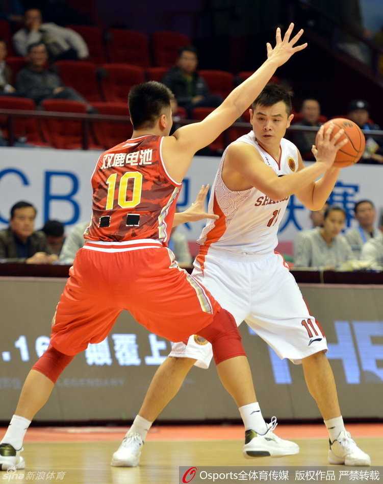 王哲林背打双人夹击，如同内线巨无霸，强起上篮！