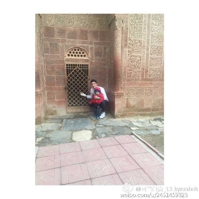 可兰白克轻松地走在度假地的小路上，仿佛卸下了球场上的所有重担