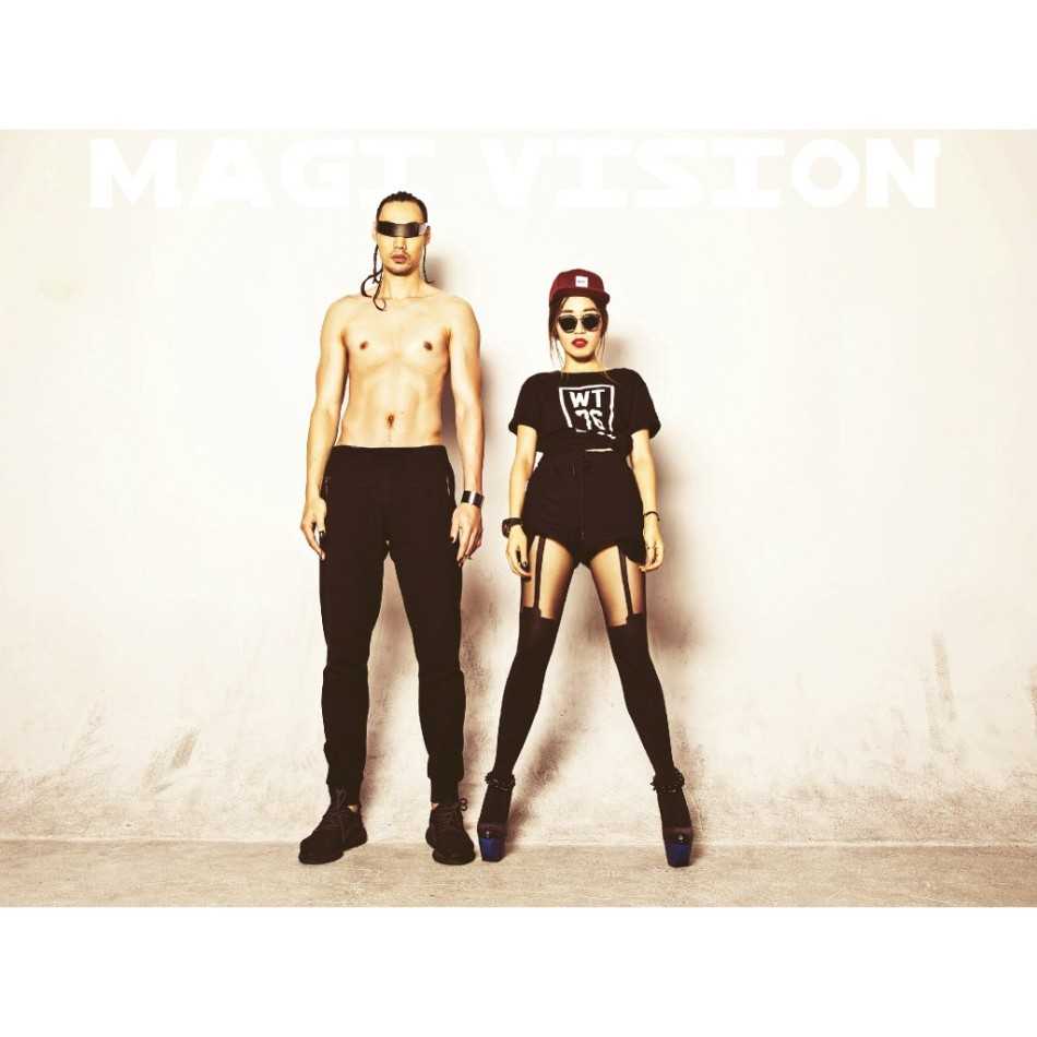 孟达身穿深V领针织衫，展现出结实的肌肉线条，一手插兜，一手自然下垂，整体造型简约而不失男人味。