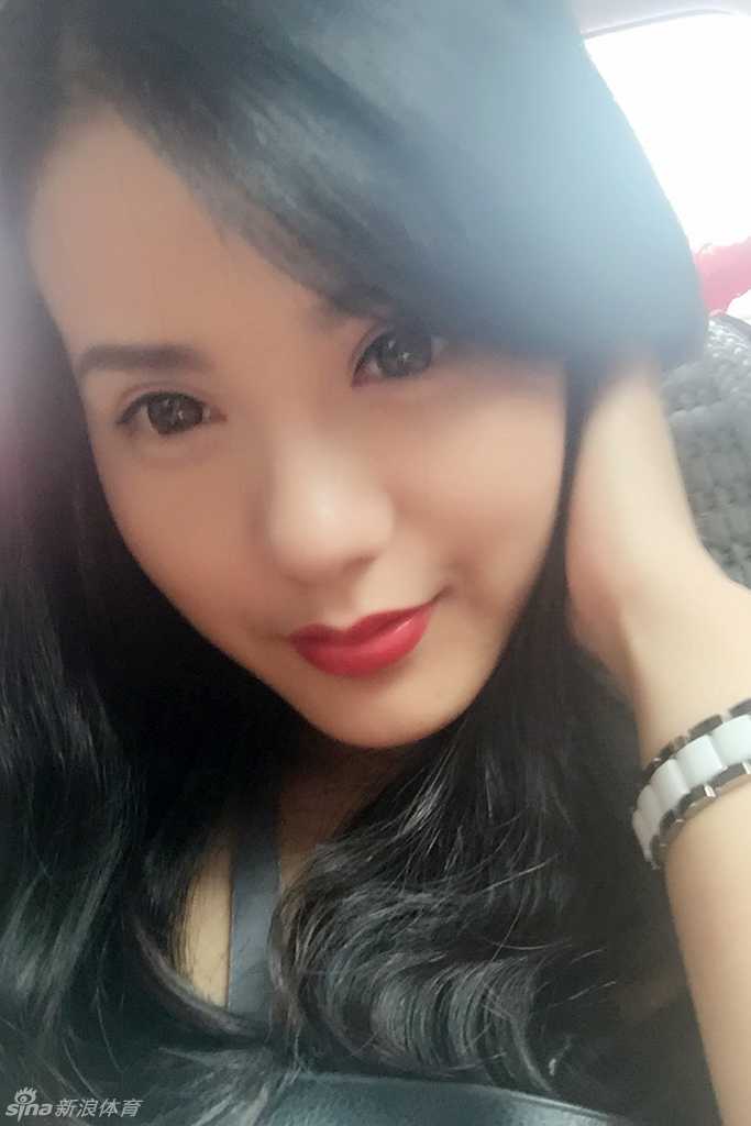 在这张充满时尚感的写真中，她眼神坚定地看向镜头，精致的妆容和独特的气质完美融合。无论是眉眼之间的神态，还是嘴角微微上扬的弧度，都将那份神似佟丽娅的美丽定格成了永恒。