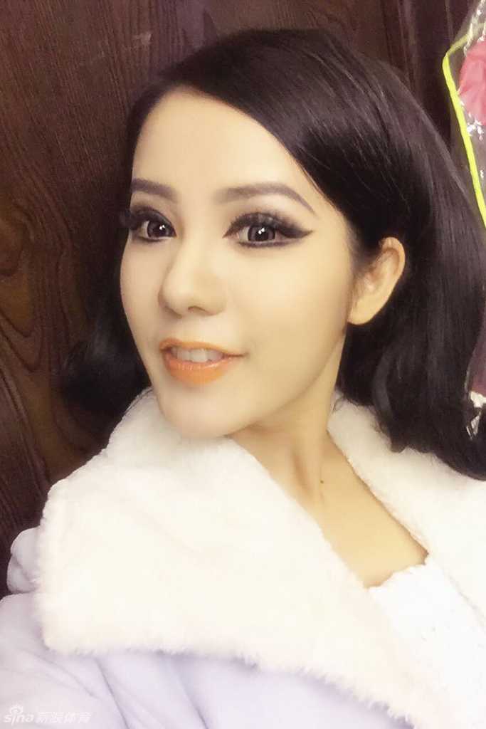 镜头拉近，她标志性的短发清爽干练，眼眸中闪烁着对音乐的热爱。赛场绚烂的灯光在她脸上涂抹出梦幻的色彩，让她在酷似佟丽娅的底子上更添几分赛场上独有的飒爽。