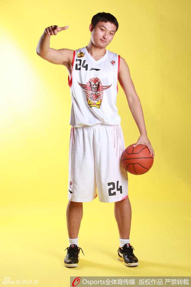 比赛中王汝恒如利刃般撕开防线，他那标志性的突破上篮瞬间，身体在空中舒展成一道美丽的弧线。